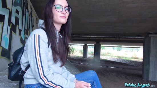 Молоденькая девушка в очках отдалась похотливому пикаперу под мостом